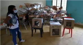  ?? AFP ?? Un jurado de votación espera a los votantes en un colegio electoral en Toribio, en el departamen­to de Cauca, el 13 de marzo.
