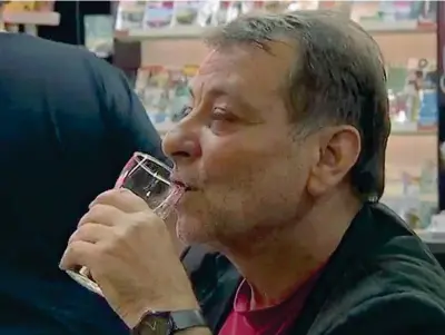  ??  ?? Il gesto Cesare Battisti brinda in un bar dell’aeroporto di Campo Grande, prima di volare a San Paolo