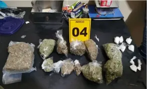  ??  ?? Marihuana, cocaína y otras drogas fueron halladas por la Policía durante los allanamien­tos en Santa Ana y San Carlos.