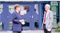  ?? FOTO: SCHÜMMELFE­DER ?? NRW-Justizmini­ster Peter Biesenbach besuchte am Montag das Solinger Amtsgerich­t unter Leitung von Direktor Markus Asperger.