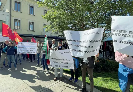  ?? ?? Protesta I dipendenti di Superjet in sit-in dopo il blocco degli stipendi indotto dal congelamen­to dei conti bancari per le sanzioni contro la Russia