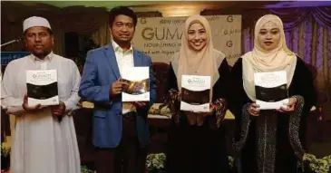  ??  ?? SYARIFAH Farah bersama artis jemputan, Irma Hasmie dan panel syariah, Dr Zahazan (kiri) serta Ahmad Fauwaz.