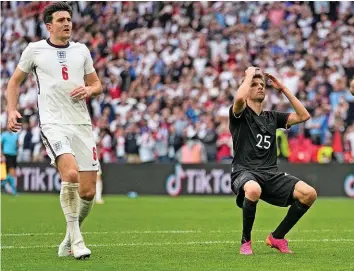  ?? REUTERS ?? Deutschlan­ds Thomas Müller (r.) vergab die riesige Chance auf den Ausgleich.