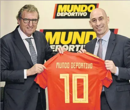  ?? FOTO: M. MONTILLA ?? Luis Rubiales, con Santi Nolla El director de Mundo Deportivo recibió una camiseta de la selección con el nombre del diario