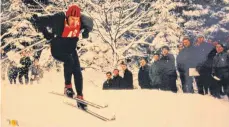  ?? FOTO: WINKER ?? Abfahrtsla­uf am Dreifaltig­keitsberg: Renntechni­k im Jahr 1964.