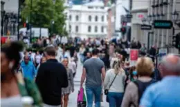  ?? Foto: Javad Parsa, NTB ?? ⮉ Folk ute på Karl Johans gate i Oslo sentrum.