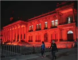  ?? ?? La iluminació­n simboliza un llamado a todo Nuevo León para que se erradique la violencia contra las mujeres.