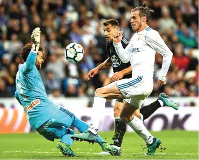  ?? RODRIGO JIMENEZ/EPA ?? ON FIRE: Gareth Bale (kanan) berusaha menaklukka­n kiper Celta Vigo Sergio Alvarez pada laga di Santiago Bernabeu kemarin.