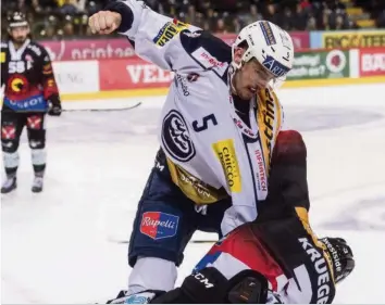  ?? KEY ?? Fohrler gewinnt den Kampf gegen Krueger und Ambri das Spiel gegen Bern. National League: Die letzte Runde 2019 im Ticker auf 20minuten.ch