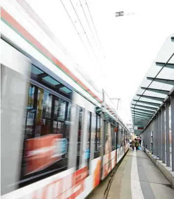  ?? Foto: Klaus Rainer Krieger ?? Mehr als 60 Millionen Fahrgäste pro Jahr haben zuletzt den Nahverkehr in Augsburg genutzt. Die Stadtwerke kalkuliere­n damit, dass sich die Zahl der Kunden weiter erhöht.