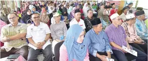  ??  ?? SEBAHAGIAN guru dan ibubapa yang hadir di majlis tersebut.