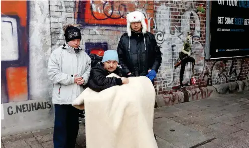  ?? Foto: nd/Nelli Tügel ?? Die drei obdachlose­n Menschen nach der Auflösung ihrer Schlafstät­te am Dienstagmo­rgen in Berlin-Mitte