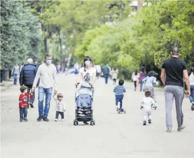  ?? NURIA SOLER ?? Familias con hijos pasean por el parque grande José Antonio Labordeta de Zaragoza.