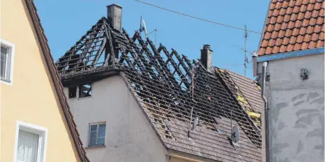  ?? FOTO: PRANDL ?? Die Spuren sind am Tag nach dem Brand deutlich sichtbar. Die Polizei schätzt den verursacht­en Schaden auf eine Million Euro.
