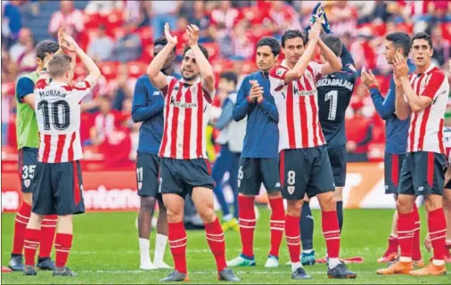  ??  ?? CARAS LARGAS. Beñat e Iturraspe, en el centro del grupo que aguantó la sonora bronca el domingo tras acabar la Liga.