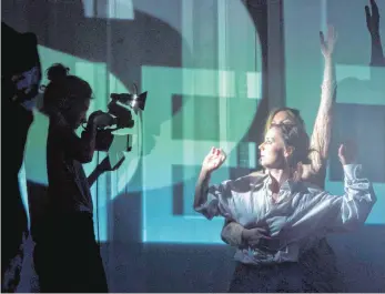  ?? FOTO: DPA ?? Zentrales Element in dem Stück „Der erste fiese Typ“an den Kammerspie­len in München ist, dass Videokünst­lerin Rebecca Meining (links) die Darsteller mit der Kamera verfolgt.