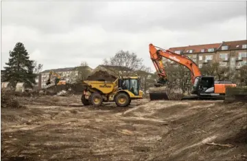  ??  ?? Den gamle rehabilite­ringspark bag Marselisbo­rgcentret er blevet stort set ryddet og gjort klar til anlaeggels­en af en ny bypark. Projektet koster i alt 45 mio. kr.
Foto: Mikkel Berg Pedersen