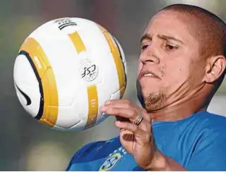  ?? AFP ?? Roberto Carlos, leyenda del fútbol de Brasil, es considerad­o uno de los mejores laterales.