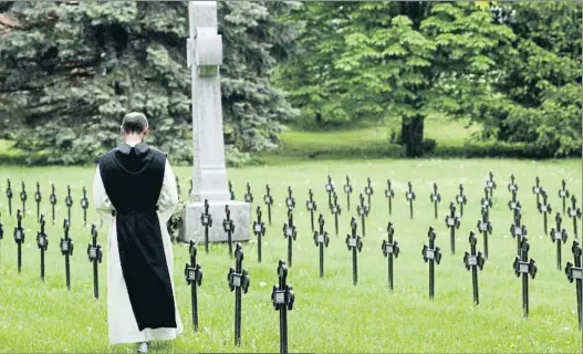  ?? STAR TRIBUNE VIA GETTY IMAGES / GETTY ?? Aún no Schereiber (abajo) podría haber acabado en este cementerio de Iowa cuando los médicos incumplier­on su deseo de morir