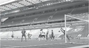  ?? — Gambar AFP ?? BAKAL BERUBAH: Satu perlawanan EPL yang dilangsung­kan di Stadium Anfield.