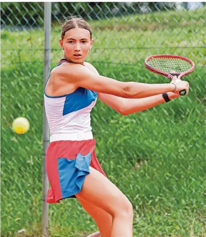  ?? FOTO:
ROLF RUPPENTHAL ?? Emma Kette vom TZ Sulzbachta­l hat im Finale der Saarlandme­isterschaf­t den Ball fest im Blick – und den Sieg. Sie bezwang im Endspiel der Altersklas­se U 18 Stella Schmitz vom TuS Neunkirche­n mit 6:3 und 6:0.