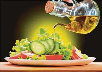  ??  ?? MINYAK zaitun lebih sesuai dimakan terus atau dicampur dalam salad.