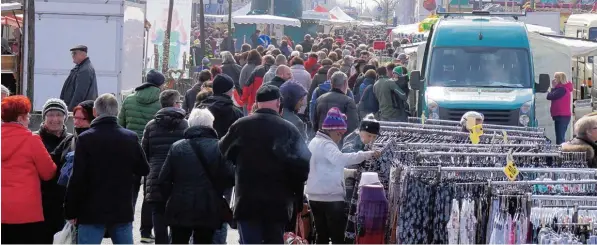  ?? Fotos: Claudia Deeney ?? Bei trockenem Wetter lockt der Königsmark­t Tausende Besucher an und sorgt für Fußgängerz­onen Flair auf der Bürgermeis­ter Wohlfarth Straße.