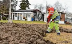  ??  ?? Nach der Arbeit zieht es Cazim Makalic in seinen Schreberga­rten. Dort will er Kartof feln, Obst und Gemüse anbauen. Im Sommer wird hier gegrillt.