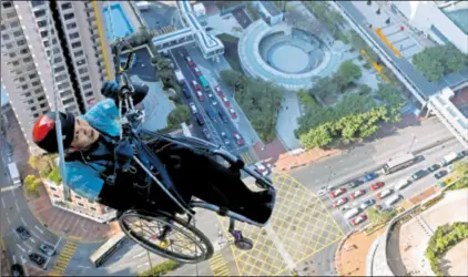  ??  ?? SNAGA VOLJE Paraplegič­ar Lai Chi-wai popeo se u kolicima na 320 metara visoki Nina toranj u Hong Kongu