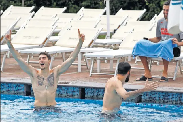  ??  ?? PIQUES EN EL AGUA. Juancho Hernangóme­z, Oriola y Sastre, entre otros, se divirtiero­n en la piscina del hotel de la Selección española en Cluj-Napoca.