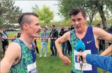  ??  ?? Henrik (izquierda) y Jakob Ingebrigts­en son entrevista­dos tras batir el récord noruego de 5 km.