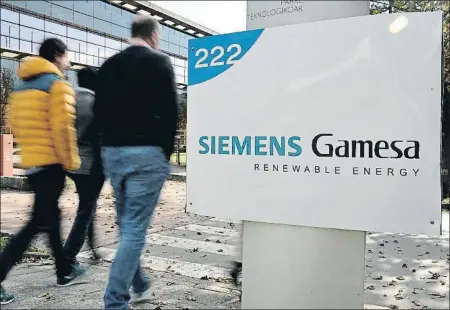  ?? VINCENT WEST / REUTERS ?? Siemens Gamesa ha despedido a 235 personas en España, de las 4.500 que había antes de la fusión