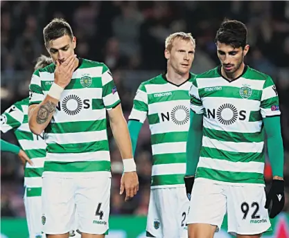  ??  ?? Os três homens mais recuados do Sporting ontem no Dragão: Coates, Mathieu e Piccini