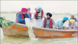  ?? HT PHOTO ?? Punjab Local Bodies Minister Navjot Singh Sidhu releasing fish seed into Beas river in Amritsar.