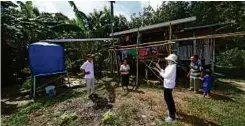  ??  ?? SETIAP rumah di Kampung Suang Duyong dibekalkan dengan tangki tadahan hujan 800 gelen.