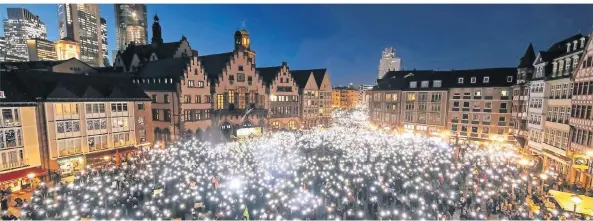  ?? FOTO: FLORIAN GAUL/IMAGO ?? Anfang der Woche haben sich rund 20.000 Menschen in Frankfurt auf dem Römerberg versammelt, um für Demokratie zu demonstrie­ren.