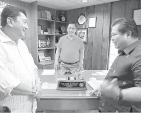  ?? JUANCHO R. GALLARDE ?? Governor Roel Degamo (center) returns as governor of Negros Oriental. Among those who greeted him yesterday were former representa­tive Jerome Paras (left) and Dumaguete City Mayor Felipe Remollo (right).