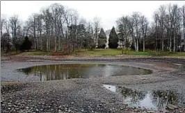  ??  ?? Der große Parkteich ist bis auf Rest-lachen durch Regen in diesem Winter ohne Wasser gewesen. Demnächst wird er wieder befüllt. Foto: Claudia Klinger