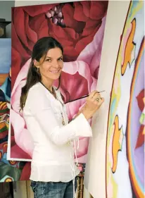  ??  ?? Unten „Meine Bilder sollen Menschen glücklich machen“, sagt Bettina, die in ihrem hauseigene­n Atelier malt.