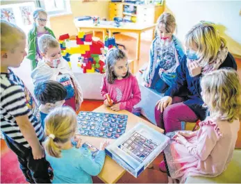  ?? FOTO: DPA ?? Ende Juni sollen alle Kinder wieder zur Kita gehen dürfen. Einige Einschränk­ungen wird es aber wohl geben.