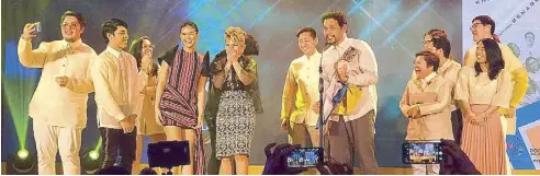  ??  ?? LSS lead stars with producer Quark Henares, director Jade Castro and Ben&Ben while accepting the Audience Choice award