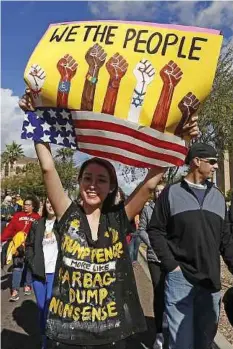  ??  ?? SEORANG penunjuk perasaan ketika menyertai demonstras­i menyokong Perarakan Wanita untuk membantah presiden baru Amerika Syarikat, Donald Trump di Phoenix, Arizona. AP
PENDUDUK menyambut perayaan masyarakat negara itu
di Martsiyano­vka, kira-kira 80...