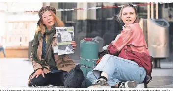  ?? FOTO: MARTIN VALENTIN MENKE/DPA ?? Eine Szene aus „Wie alle anderen auch“: Moni (Rike Eckermann, l.) nimmt die junge Ella (Ricarda Seifried) auf der Straße unterihreF­ittiche.