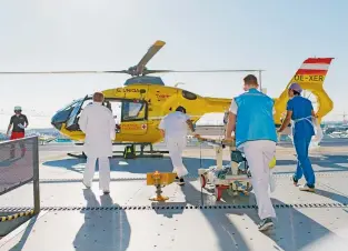  ??  ?? Top-Einsatz für Patientinn­en und Patienten – hier am Hubschraub­erlandepla­tz des TZW-Standortes Lorenz Böhler.