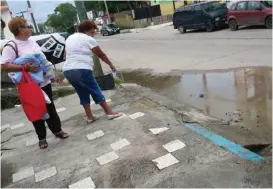  ?? PABLO REYES ?? El agua brota debajo de la banqueta.