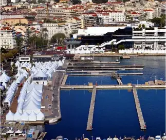  ?? (Photos Franz Chavaroche) ?? Pour le Yachting Festival, le port de Cannes est vidé et complèteme­nt redessiné. Le tout en six jours. Une installati­on au cordeau pour faire entrer les  bateaux exposés, dont  à flot.