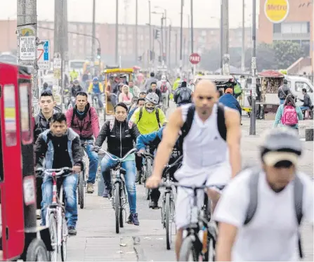  ?? FOTOS MAURICIO LEÓN/ADN ?? “Las condicione­s inseguras y poco cómodas en el transporte tradiciona­l llevan a los ciudadanos a moverse en bicicleta” dice experta.