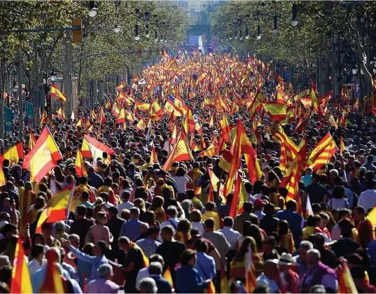  ??  ?? Le Passeig de Gracia, une grande avenue de Barcelone, a été, hier, envahi par les drapeaux espagnols, deux jours après la proclamati­on de la « République catalane », une proclamati­on immédiatem­ent suivie par la mise en tutelle de la Catalogne par Madrid.