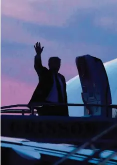  ?? Foto: Saul Loeb, afp ?? Ist das die Silhouette eines potenziell­en Trägers des Friedensno­belpreises? US Präsi dent Donald Trump auf dem Flughafen von Indiana.