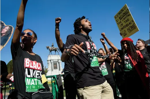  ??  ?? In Richmond in September 2017, counter-protesters spoke out against neo-Confederat­es who rallied in support of the Robert E. Lee monument.